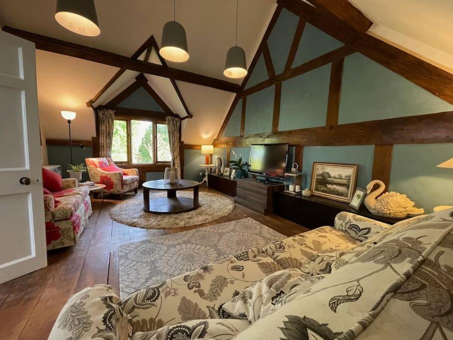 Stylish 2-Bed Cottage With Secure Parking Winforton Kültér fotó