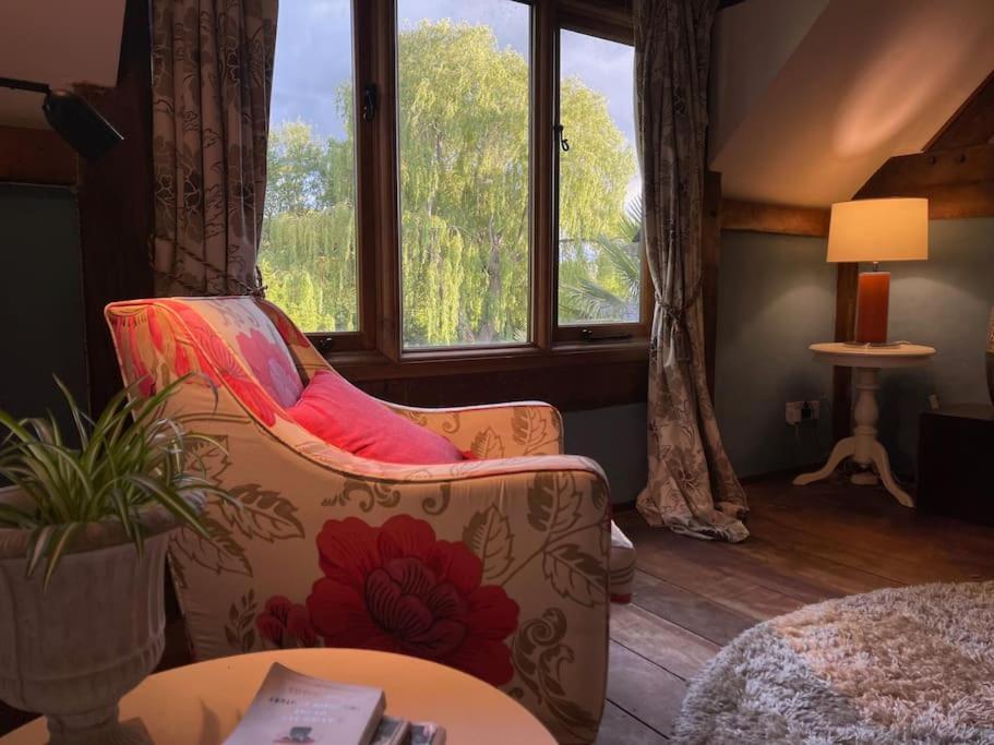Stylish 2-Bed Cottage With Secure Parking Winforton Kültér fotó