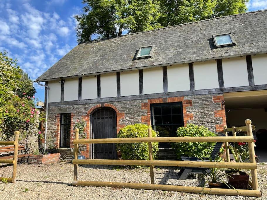 Stylish 2-Bed Cottage With Secure Parking Winforton Kültér fotó