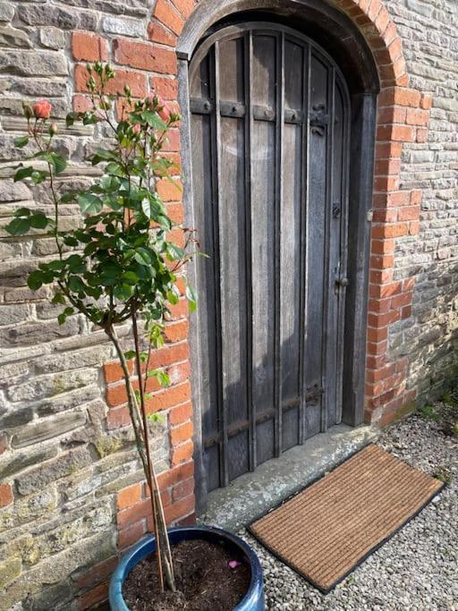 Stylish 2-Bed Cottage With Secure Parking Winforton Kültér fotó