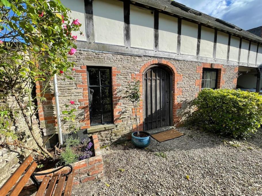 Stylish 2-Bed Cottage With Secure Parking Winforton Kültér fotó