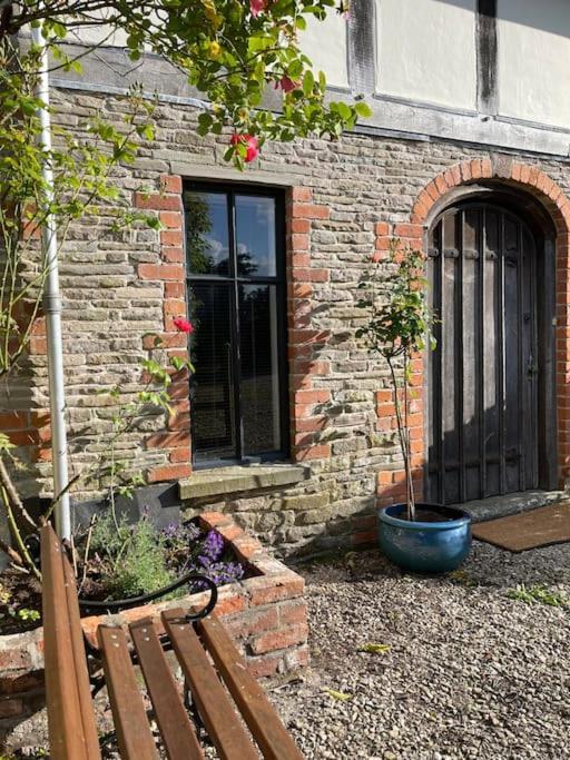 Stylish 2-Bed Cottage With Secure Parking Winforton Kültér fotó